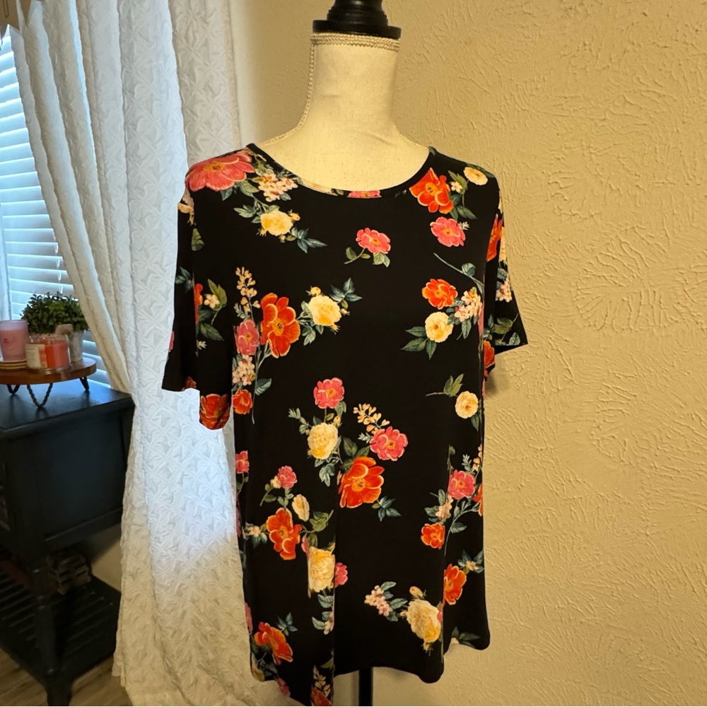 Old Navy LUXE short sleeve black floral tee Women’s Size Large
